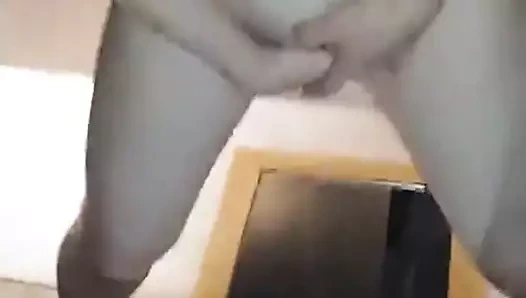 genç kadın ayakta mastürbasyon 1