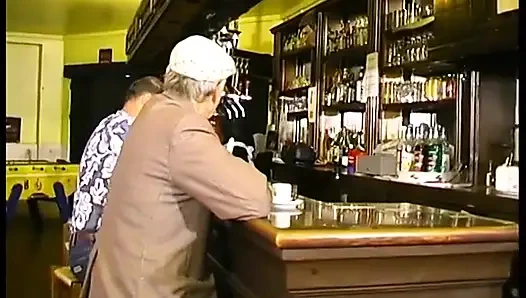 Barın patronu Carole, küçük beyaz önlüğüyle grup seks yapıyor!