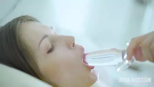 Şehvetli lezbiyen öpüşme, kedi yalama ve yapay penis oyunu.