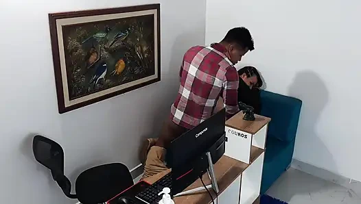 Sekreter ve patron ofislerinde ağda yapıyor