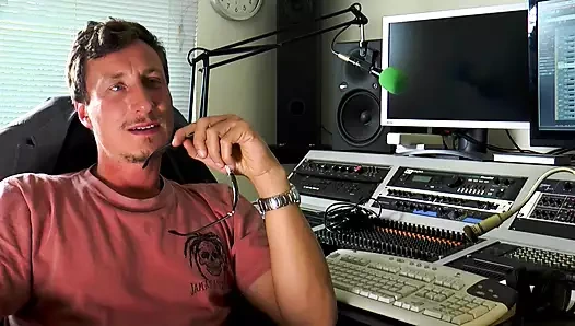 Ateşli mia müzik stüdyosunda büyük yarakla vahşi sikişiyor