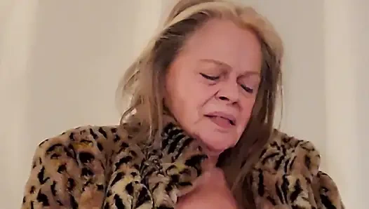 Büyükanne kendini mastürbasyon yapıyor!