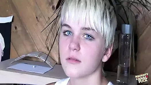 Güzel Claudia Downs herifler tarafından götten sikilmek için yaratılmış ve buna bayılıyor