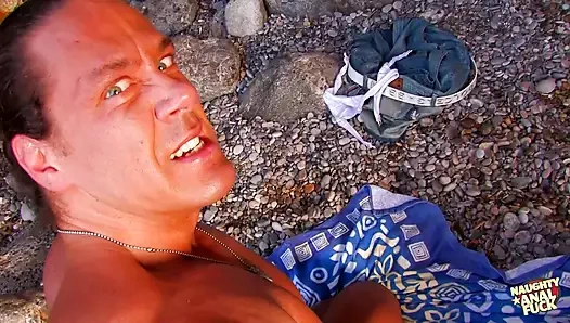 Ateşli sarışın Fransız sürtük tenha bir plajda ağzından, amından ve göt deliğinden vazgeçiyor