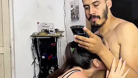 Genç adamla iç çamaşırlı olgun onu dört ayak üzerinde bir dolu sütle sikiyor. Büyük memeli kadın götünü emiyor