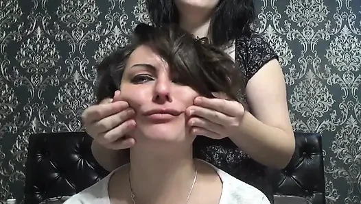 Burun parmaklama, yüz bozma, aptal yüzler, kafada çorap, dudak fetişi! Kate'e!