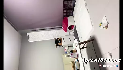 Seksi koreli bebek meme uçlarını kazara gösteriyor!