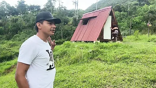 Bir kamp alanına tatile geliyor ve komşunun güzel götlü bir kızını görüyorum ve sonunda penisimi ona sokuyorum.