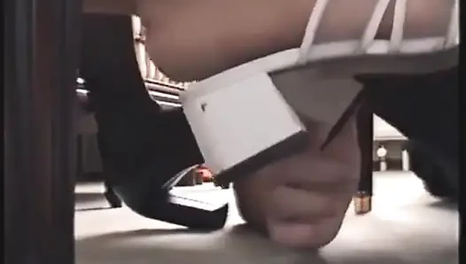 Yakın çekim videosunda köle tarafından tapılan beyaz yüksek topuklu ayakkabılar