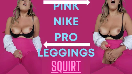 Pembe taytlı ateşli orta yaşlı seksi kadın öğretmen okulda yorucu bir günün ardından stresi azaltıyor