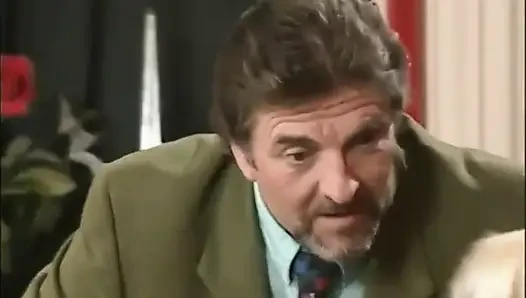 Klasik iri güzel İngiliz çifte penetrasyon ve anal sert