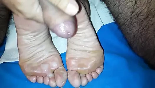 Emma, ​​sıcak bir kumsalda yürüdükten sonra ayak tabanları