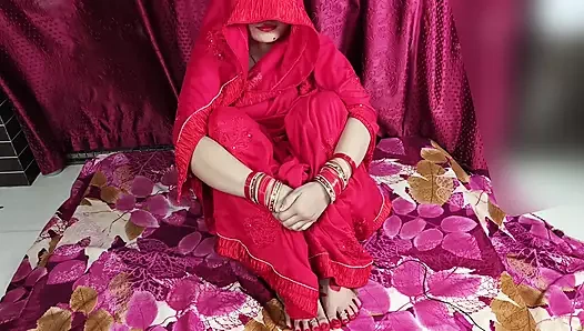 İlk kez seks yaptığımda, kocamın kalın yarağı girer girmez sıkı amcığım kızardı.