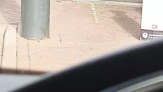 Tesettür Müslüman kız arabanın arkasından yakalandı