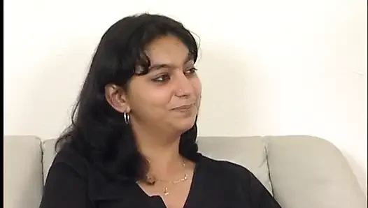 Büyük bir dildo amına itilirken orta yaşlı seksi kadın bacaklarını açıyor