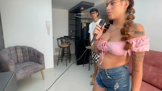 Küçük üvey kız kardeşimin şarkı söyleme derslerine yardım ediyorum ve boğazını çok sert sikiyorum.