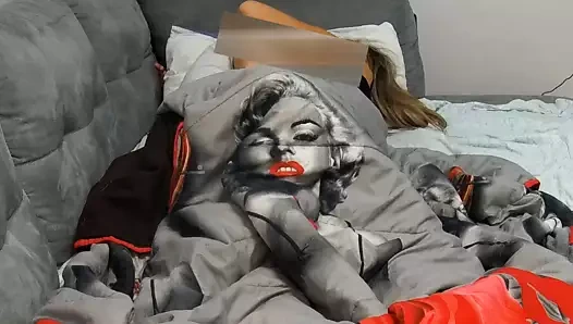 O sadece mastürbasyon yapmak istedi, bunun yerine biz lanet bitirdik ve ona elektra15 güzel bir cum !!!!