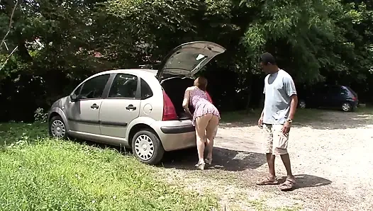 Genç kızıl Alman bebek büyük zenci tarafından ırklararası sikiliyor