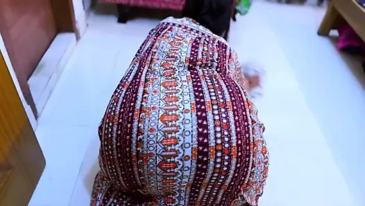 Güzel Mısırlı ateşli üvey anne masanın içine sıkıştı şimdi benden sert anal istiyor!