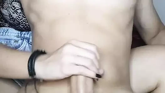 Debora Prado arkamda oturdu ve büyük yarağıma kayganlaştırıcı ve tırnaklarıyla elleriyle siyaha boyanarak mastürbasyon yaptı