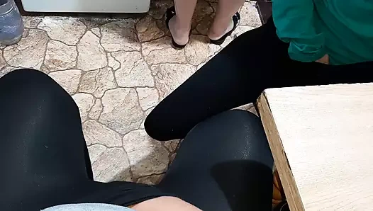 Üvey annemiz akşam yemeği pişirirken mastürbasyon yapıyoruz - lesbian-candys