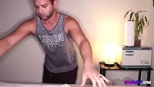 Gölgeli spa – milf abby mutlu son masajı yapıyor