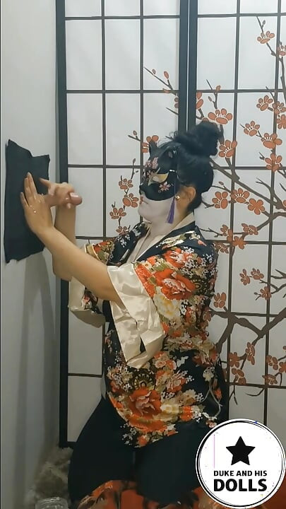 Asyalı bebek kostümlü, Japon geyşa sahne arkası meme sikişiyle sikişiyor