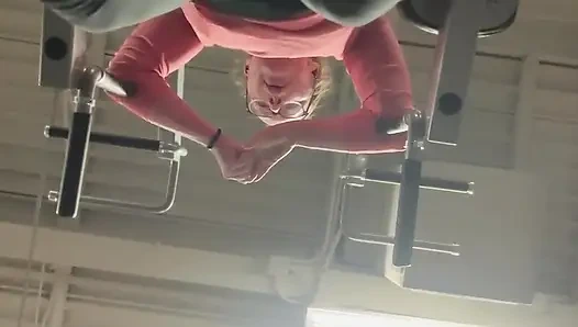 İlk kez spor salonu orgazmı!! Spor salonunda ab egzersizinden boşalıyor