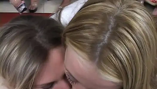 Üniversite yurdu oral seks partisi ateşli 20 yaşındaki sürtükler yarak emiyor