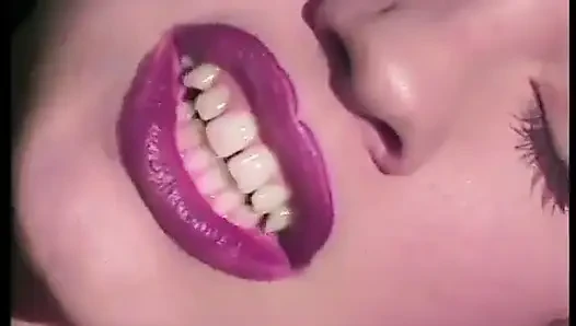 Azgın adam sikini emdirirken seviyor sonra açık havada seksi hatunla sikişiyor