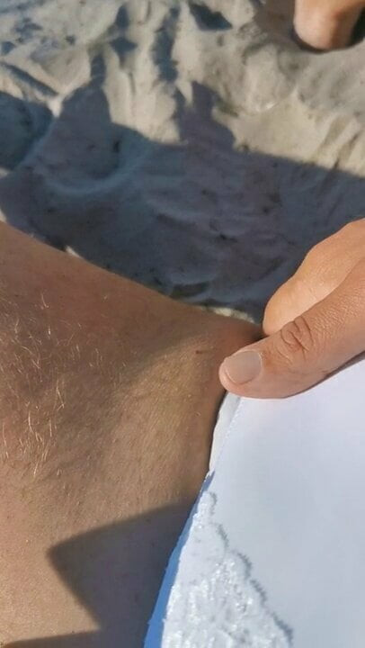 Halk plajında ​​bebek bezi