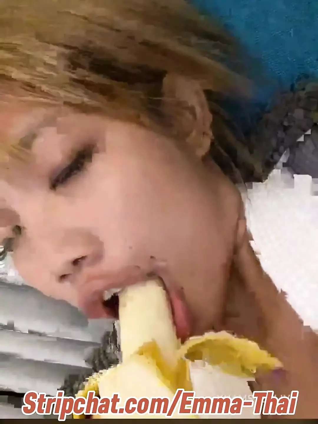Emma Thai Plays with Banana and Tease Sexy in Live Webcam Show