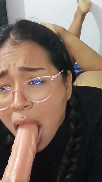 Nerd kız sana bakarak derin bir oral yapıyor | Bölüm 3