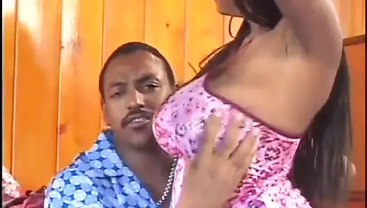 Çok seksi büyük memeli zenci kız domalma pozisyonunda sikişiyor