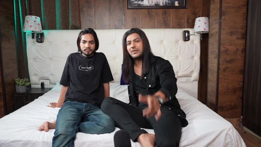 Azgın genç kızla üçlü sert seks.