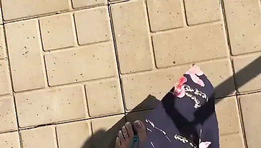 Seksi bacaklarımla ve mavi sandaletimle günaydın