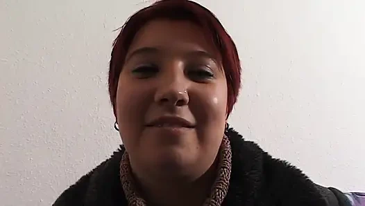 Ahegao trans sürtük yarağı okşuyorken götünü parmaklıyor