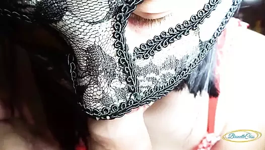 Kocama ıslak bir sakso çekiyorum ve o bana çok boşalıyor