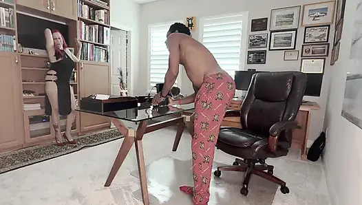 Büyük zenci yarağı azgın bir kızıl saçlıyı sürtük gibi sikiyor