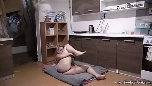 Phat anne kız mutfakta salatalık ile mastürbasyon yapıyor