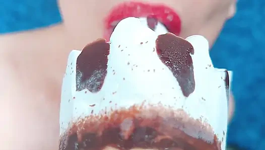 Sabrinahole, dondurma, kayısı, krem şanti ve büyük fışkırtma ile iyi bir sikiş