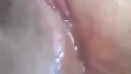 sie wichst sich im Fotzenschleim ab