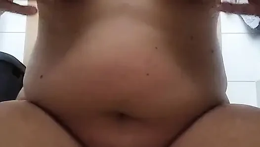 Ağrı eğitimi. Ustam için kıskaçla göğüslerime ve meme uçlarıma işkence