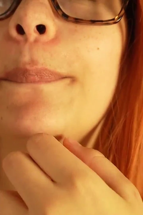 Sarışın üvey kız kardeş yüz fetişi yapıyor ve vücuduyla ağzı ve yüzüyle vücut asmr sesleri çıkarıyor sonra mastürbasyon yapıyor ve