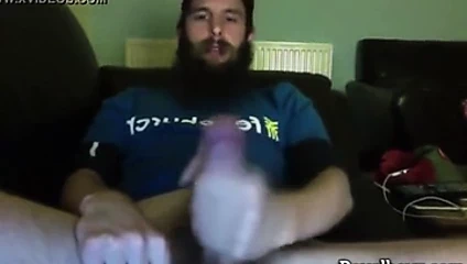 Büyük sakallı adam boşalıyor