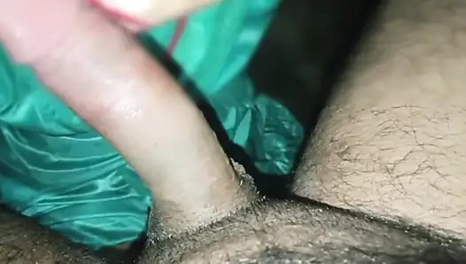 Güzel sevimli üvey kız kardeş üvey erkek kardeşinin yarağını emiyor