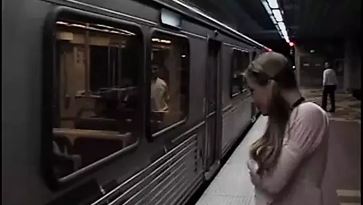 Azgın kız kafeste sert sikiliyor