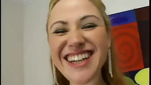 Azgın sarışın tatlı kız içeride sert bir sakso çekiyor