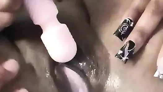 Üvey baba zenci üvey kızını mastürbasyon yaparken yakalıyor ve yüzüne boşaltıyor (ağır çekim)