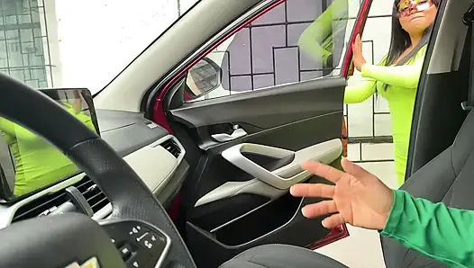 Epik!! Garajdayken üvey annemi arabada seks yapmaya ikna ettim. O tam bir sürtük.